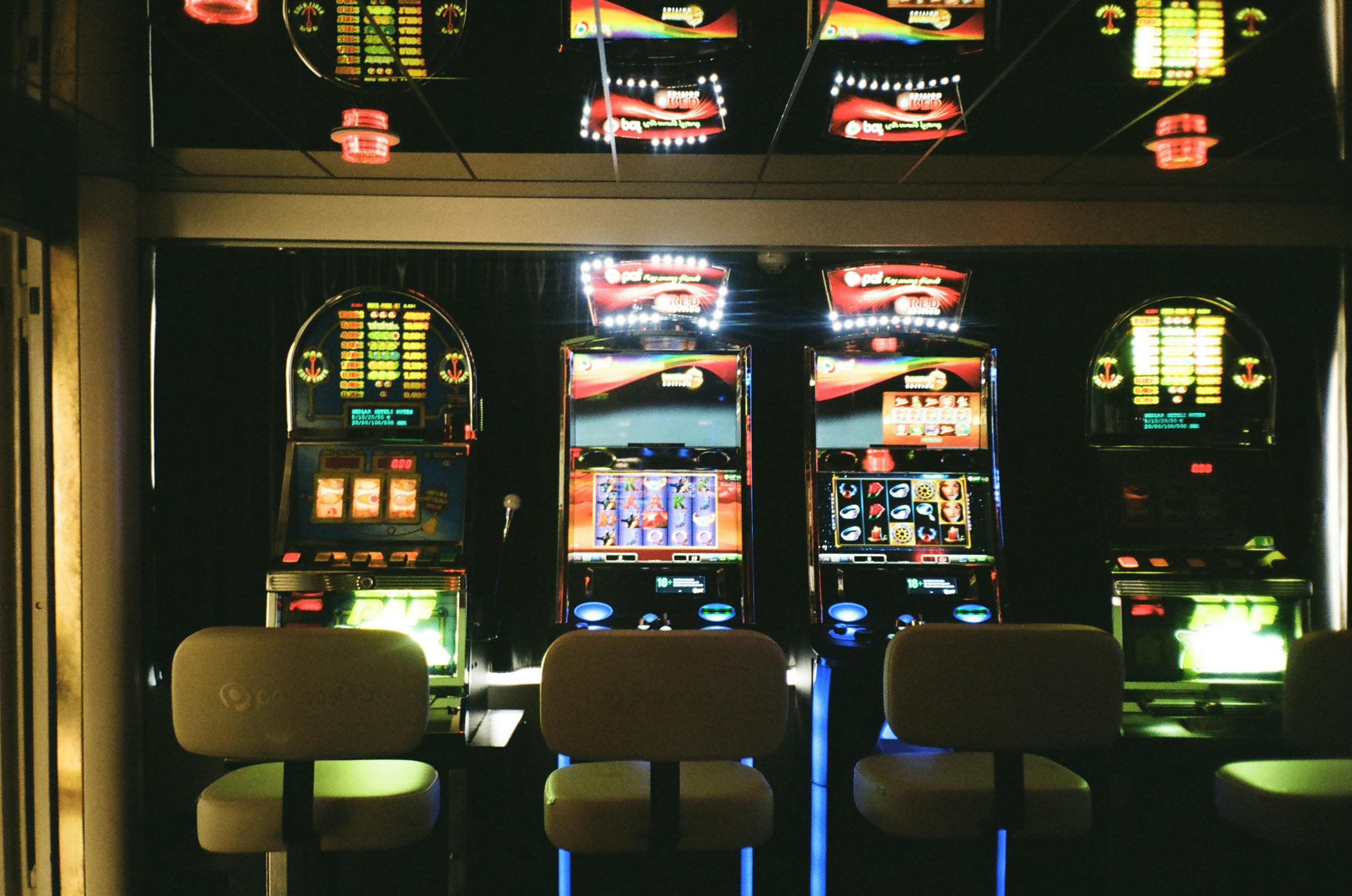 Filipino player using mobile phone to play online bingo on elyucasino